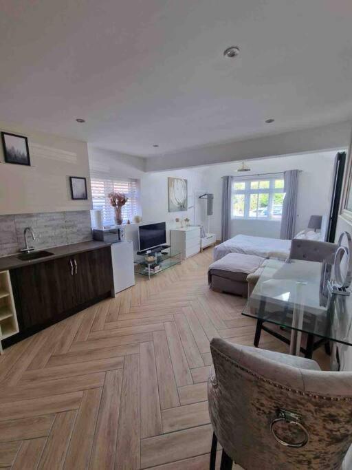 Lovely Studio Annex In Lilliput Poole Exteriör bild