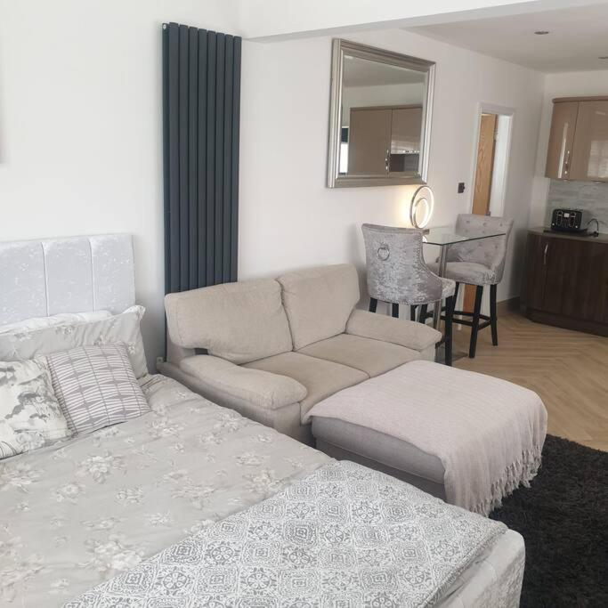 Lovely Studio Annex In Lilliput Poole Exteriör bild
